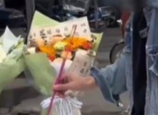 "Họ tổ chức tiệc ngay trước cửa nhà chúng tôi với đầy đủ nghi thức, như thể đang ăn mừng chiến thắng. Trong số những người được mời có cả bạn bè thời thơ ấu và thậm chí cả giáo viên cũ của hung thủ. Họ cười nói vui vẻ, không hề quan tâm đến nỗi đau của gia đình chúng tôi", anh Lý bức xúc chia sẻ.