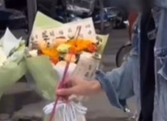 "Họ tổ chức tiệc ngay trước cửa nhà chúng tôi với đầy đủ nghi thức, như thể đang ăn mừng chiến thắng. Trong số những người được mời có cả bạn bè thời thơ ấu và thậm chí cả giáo viên cũ của hung thủ. Họ cười nói vui vẻ, không hề quan tâm đến nỗi đau của gia đình chúng tôi", anh Lý bức xúc chia sẻ.