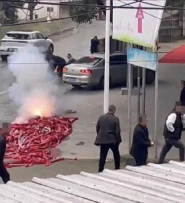 Hình ảnh trải thảm đỏ, đốt pháo hoa rầm rộ được chia sẻ rộng rãi trên mạng xã hội, khiến dư luận vô cùng phẫn nộ. Con trai của nạn nhân, anh Lý, đã lên tiếng tố cáo hành động khiêu khích này.