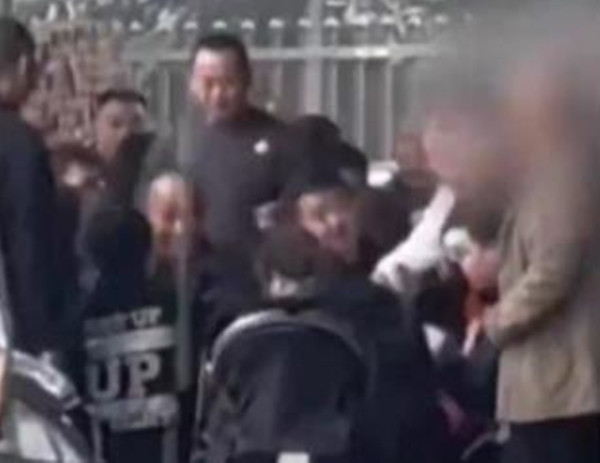 Anh Lý kiên quyết không chịu nhượng bộ, cho rằng nếu nhượng bộ thì cũng đồng nghĩa với việc dung túng cho cái ác. Anh Lý cũng tố cáo thêm rằng sau khi cha mình qua đời, hung thủ còn sai người phá hủy bàn thờ và suýt nữa thì quật tung tro cốt của cha anh.