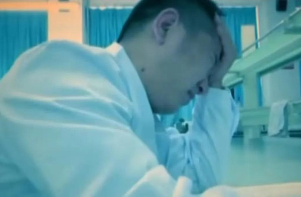 Tiểu Lý, nhờ kết quả xuất sắc, đã trúng tuyển chương trình tiến sĩ và sau khi tốt nghiệp, anh vào làm việc tại một viện nghiên cứu khoa học ở Cát Lâm. Ngay từ khi mới vào đơn vị, Tiểu Lý không dám lơ là, luôn chủ động hỏi han kinh nghiệm từ các tiền bối. Anh ghi chép lại những việc hàng ngày như mấy giờ thức dậy, số lần làm thí nghiệm, thời gian nộp báo cáo và nhiều công việc thường nhật khác.