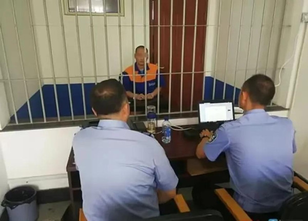 Lúc này, Tiểu Lý mới thực sự rùng mình khi biết rằng chất này có thể gây tử vong nếu tích tụ trong cơ thể vượt quá mức cho phép. Anh quyết định lắp camera giám sát, hôm sau phát hiện Tôn Ức, người bạn cùng phòng, chính là người đã bỏ độc vào cốc của mình.