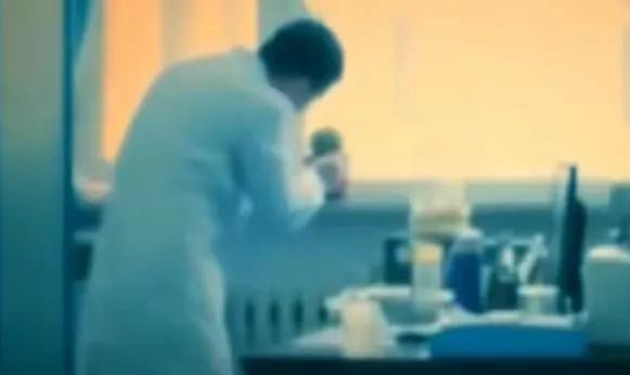 Anh quyết định gọi bạn gái tới để giúp đỡ. Hai người cùng làm thí nghiệm và phát hiện ra điều kỳ lạ trong cốc nước của Tiểu Lý. Lúc đó, bạn gái anh uống một ngụm và nhận thấy nước có vẻ nhớt, khác lạ. Do nước không có màu, không mùi, cả hai không thể xác định được thành phần. Cuối cùng, họ đổ nước vào cốc đun lên và phát hiện ra một chất kết tủa. Sau khi thử nghiệm, họ xác định đây là natri azide độc hại.