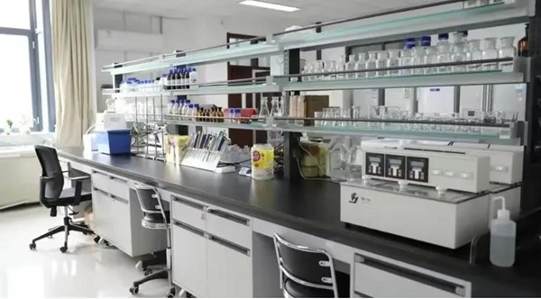 Kể từ hôm sau, Tiểu Lý vẫn làm thí nghiệm như thường, mặc dù các triệu chứng mệt mỏi vẫn xuất hiện. Khi về phòng, người bạn cùng phòng là Tôn Ức, luôn an ủi anh rằng "ngủ một giấc là khỏe ngay". Tất cả điều này khiến Tiểu Lý nghĩ rằng mình không có vấn đề gì về sức khỏe.