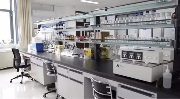 Kể từ hôm sau, Tiểu Lý vẫn làm thí nghiệm như thường, mặc dù các triệu chứng mệt mỏi vẫn xuất hiện. Khi về phòng, người bạn cùng phòng là Tôn Ức, luôn an ủi anh rằng "ngủ một giấc là khỏe ngay". Tất cả điều này khiến Tiểu Lý nghĩ rằng mình không có vấn đề gì về sức khỏe.