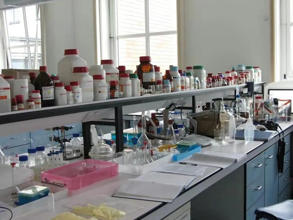 Sự ghen tị đã làm cho Tôn Ức trở thành một kẻ ác. Khi thấy Tiểu Lý xuất sắc hơn mình, nhanh chóng thăng tiến và trở thành trưởng dự án, Tôn Ức bắt đầu nảy sinh lòng đố kỵ. Anh ta cho rằng mình đã bị một "đàn em" vượt mặt, từ đó anh quyết định trả thù bằng cách đầu độc Tiểu Lý.