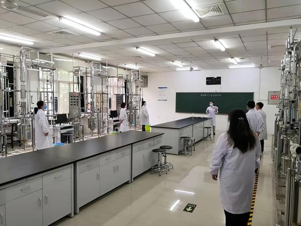 Đầu năm 2015, một ngày nọ, Tiểu Lý dọn dẹp phòng thí nghiệm xong thì bỗng thấy chóng mặt, cơ thể mệt mỏi. Anh quay về phòng trọ để nghỉ ngơi và nằm từ 9 giờ sáng đến 12 giờ trưa. Sau khi tỉnh dậy, cảm giác mệt mỏi đã biến mất, anh đi ăn một chút và quay lại làm thí nghiệm buổi chiều.