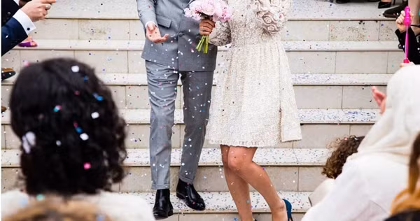 Thế nhưng, trái với mong đợi của người đàn ông, mẹ anh lại đưa bạn gái cũ của anh là Margo đến dự tiệc. Margo từng là bạn gái của người đàn ông trong suốt 5 năm nhưng mối quan hệ của họ đã kết thúc bởi tính chiếm hữu quá mức của cô.