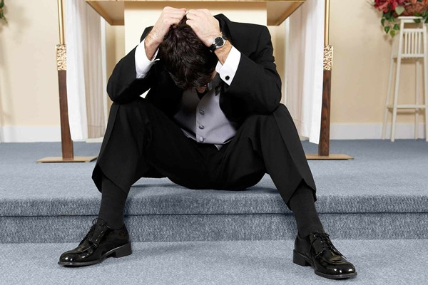 Tuy nhiên, cũng có những ý kiến cho rằng người đàn ông nên đặt mình vào vị trí của mẹ, cố gắng giải quyết vấn đề một cách ôn hòa hơn hoặc chỉ đuổi bạn gái cũ, giữ mẹ ở lại.