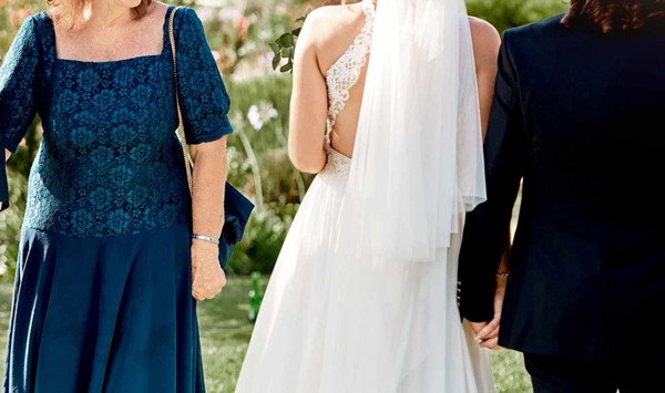 Theo lời kể của người đàn ông, anh và vợ hiện tại June đã hẹn hò 3 năm và quyết định tổ chức một lễ cưới nhỏ với sự tham gia của gia đình và bạn bè thân thiết. Do cha mẹ anh đã ly hôn, anh lại vẫn muốn cả cha và mẹ đều tham dự lễ cưới của mình nên đã gửi hai tấm thiệp mời đến cho cả hai phía.