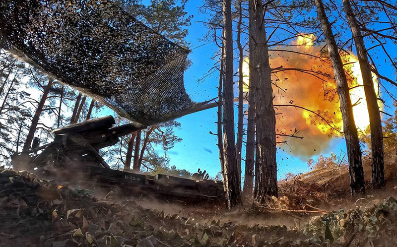 Đáng chú ý, ở khu vực tây nam Kurakhove, quân Nga đã chiếm được làng Sukhyi Yaly. Điều này khiến khoảng trống trong vòng vây của quân Nga ở khu vực Kurakhove thu hẹp chỉ còn khoảng 7-8 km. Trước đó, quân Nga đã hình thành một vòng vây nhỏ ở phía nam Kurakhove và diễn biến này sẽ buộc quân Ukraine tại đây phải rút lui nhanh hơn. Theo Bloomberg, tỷ lệ đào ngũ trong Quân đội Ukraine đã tăng gấp 6 lần. Ảnh: TASS.