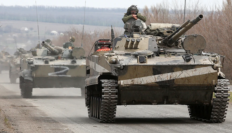 Nếu quân Nga chiếm được hai ngôi làng này, họ sẽ có khả năng đe dọa một tuyến hậu cần khác ở phía tây Pokrovsk, đường T04-04. Dù không thể cắt đứt tuyến đường này về mặt địa lý, quân Nga vẫn có thể sử dụng máy bay không người lái (UAV) để tấn công bất kỳ phương tiện nào đi qua. Ảnh: Espreso.tv.