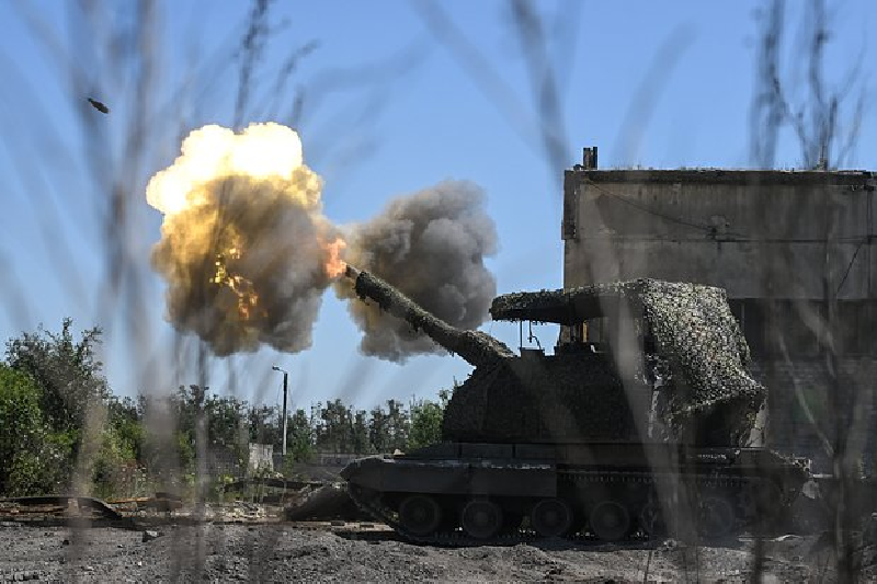 Trong bối cảnh đó, Bộ chỉ huy quân sự Nga đánh giá rằng lực lượng hiện có đủ để chiếm nốt phần còn lại của Kurakhove, do đó đã quyết định tái triển khai lực lượng để tấn công Pokrovsk. Một phần của Lữ đoàn súng trường cơ giới hóa số 15 và Sư đoàn Xe tăng số 90 của Nga đã được điều chuyển từ phía bắc Kurakhove đến tham gia chiến đấu tại Pokrovsk. Ảnh: RIA Novosti.