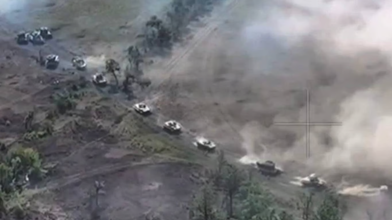 Hiện tại, quân Nga đã đến cổng phía bắc của ngôi làng này. Để ngăn chặn bước tiến, Quân đội Ukraine đang tăng cường triển khai các đơn vị xe tăng đến khu vực này. Ảnh chụp màn hình.