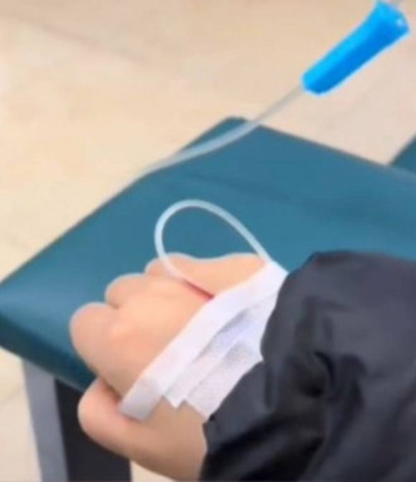 Theo truyền thông địa phương, cách đây không lâu, nữ y tá họ Cát đang trên đường thực hiện nhiệm vụ chương trình "Bác sĩ gia đình" thì bất ngờ nhận được yêu cầu từ cấp trên, điều động đến nhà ông Du - cựu bí thư thôn Long để truyền dịch cho mẹ ông Du.