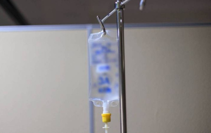 Song, ông Du lại báo cáo khác về sự việc. Theo lời ông Du, ông đã đặt lịch dịch vụ tiêm truyền tại nhà vào lúc 11h30 phút sáng hôm đó và nữ y tá Cát đã đến muộn. Tuy nhiên, y tá Cát bác bỏ cáo buộc này, khẳng định rằng bệnh viện không cung cấp dịch vụ tiêm truyền tại nhà theo yêu cầu cá nhân và cô cũng không hề nhận được thông báo về lịch hẹn vào thời điểm đó. Nữ y tá nhấn mạnh rằng việc đến nhà ông Du là do nhận được chỉ thị đột xuất từ lãnh đạo bệnh viện.