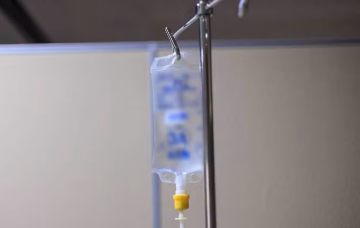 Song, ông Du lại báo cáo khác về sự việc. Theo lời ông Du, ông đã đặt lịch dịch vụ tiêm truyền tại nhà vào lúc 11h30 phút sáng hôm đó và nữ y tá Cát đã đến muộn. Tuy nhiên, y tá Cát bác bỏ cáo buộc này, khẳng định rằng bệnh viện không cung cấp dịch vụ tiêm truyền tại nhà theo yêu cầu cá nhân và cô cũng không hề nhận được thông báo về lịch hẹn vào thời điểm đó. Nữ y tá nhấn mạnh rằng việc đến nhà ông Du là do nhận được chỉ thị đột xuất từ lãnh đạo bệnh viện.