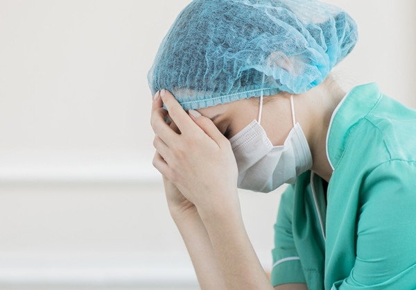 Yêu cầu của lãnh đạo bệnh viện đối với nữ y tá, dù xuất phát từ mục đích hỗ trợ người dân, cũng cần được xem xét dưới góc độ quy trình làm việc và sự an toàn của nhân viên y tế.