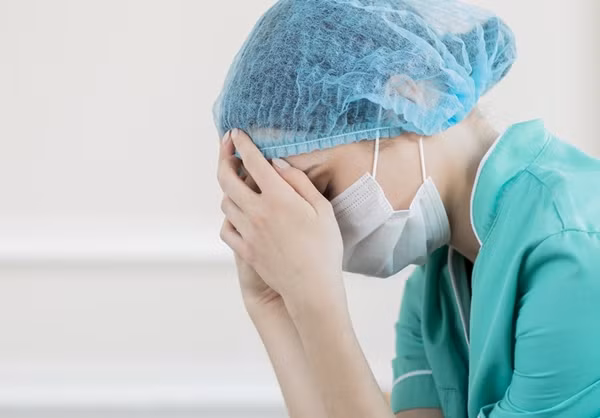 Yêu cầu của lãnh đạo bệnh viện đối với nữ y tá, dù xuất phát từ mục đích hỗ trợ người dân, cũng cần được xem xét dưới góc độ quy trình làm việc và sự an toàn của nhân viên y tế.