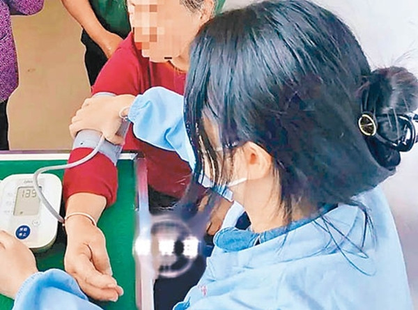 Vụ việc gây phẫn nộ xảy ra tại thành phố Kiến Âu, tỉnh Phúc Kiến, Trung Quốc. Một nữ y tá thuộc Bệnh viện Vệ sinh thôn Long, thành phố Kiến Âu tố cáo bị cựu bí thư thôn hành hung trong lúc đến nhà thực hiện dịch vụ tiêm truyền, khám lưu động. (Ảnh: Sina, 163, QQ, Sheadline)