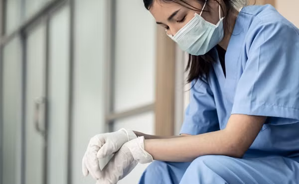 Vụ việc này không chỉ là một vụ hành hung đơn thuần mà còn làm dấy lên những lo ngại về việc lạm dụng quyền lực của cán bộ cơ sở. Việc một cựu bí thư thôn có hành vi hành hung nhân viên y tế đang thi hành công vụ cho thấy sự coi thường pháp luật và đạo đức công vụ.