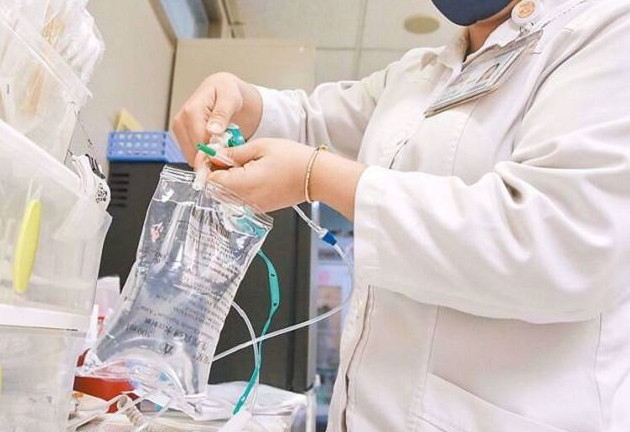 Theo lời kể của y tá Cát, ông Du đã dùng tay đấm vào đầu cô. Sau khi bị tấn công, cô cố gắng chạy về phía khu vực có đông người để lánh nạn, nhưng ông Du vẫn tiếp tục đuổi theo và thực hiện hành vi hành hung lần thứ hai, thậm chí còn dùng tay chọc vào mắt cô.