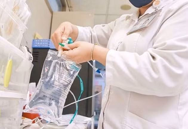 Theo lời kể của y tá Cát, ông Du đã dùng tay đấm vào đầu cô. Sau khi bị tấn công, cô cố gắng chạy về phía khu vực có đông người để lánh nạn, nhưng ông Du vẫn tiếp tục đuổi theo và thực hiện hành vi hành hung lần thứ hai, thậm chí còn dùng tay chọc vào mắt cô.