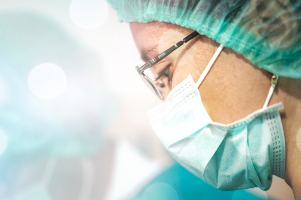 Thông tin về vụ việc nhanh chóng lan truyền trên mạng xã hội, gây ra làn sóng phẫn nộ trong cộng đồng. Nhiều cư dân mạng đã để lại bình luận bày tỏ sự bất bình và yêu cầu cơ quan chức năng vào cuộc điều tra làm rõ hành vi của cựu bí thư thôn.