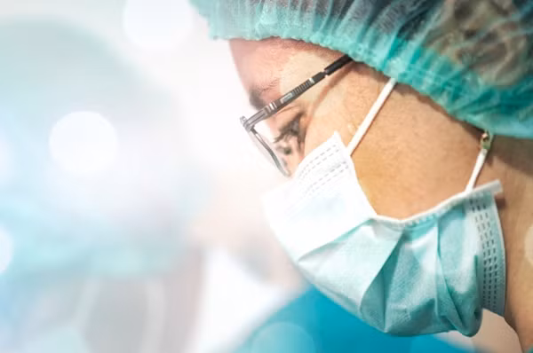 Thông tin về vụ việc nhanh chóng lan truyền trên mạng xã hội, gây ra làn sóng phẫn nộ trong cộng đồng. Nhiều cư dân mạng đã để lại bình luận bày tỏ sự bất bình và yêu cầu cơ quan chức năng vào cuộc điều tra làm rõ hành vi của cựu bí thư thôn.