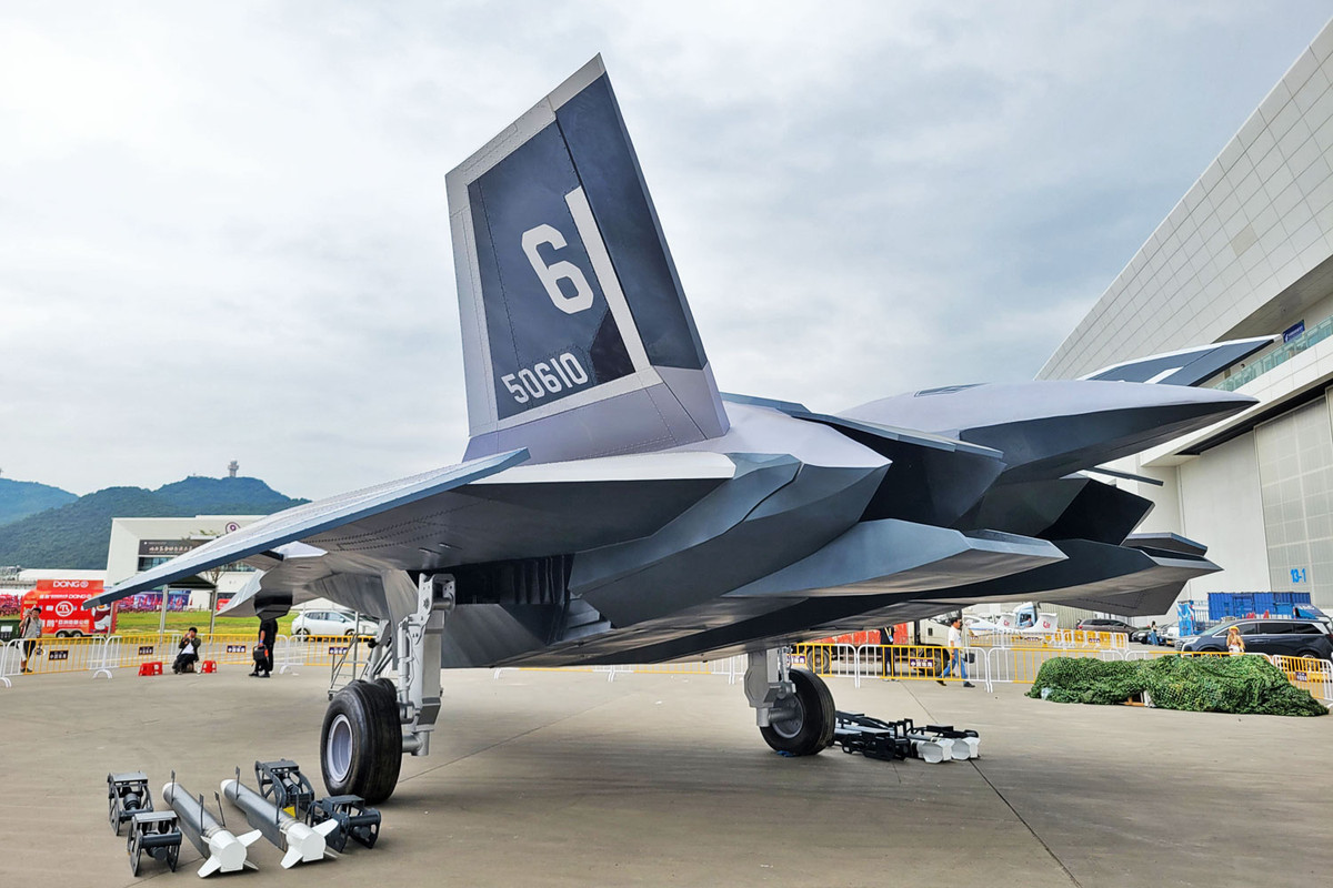 Dù thông tin còn khá hạn chế, các hình ảnh và mô tả cho thấy "Bạch Đế" có thể mang theo vũ khí nặng trong khi vẫn duy trì khả năng tàng hình. Số "6" được ghi trên thân máy bay nhằm nhấn mạnh đây là một máy bay thế hệ thứ sáu.