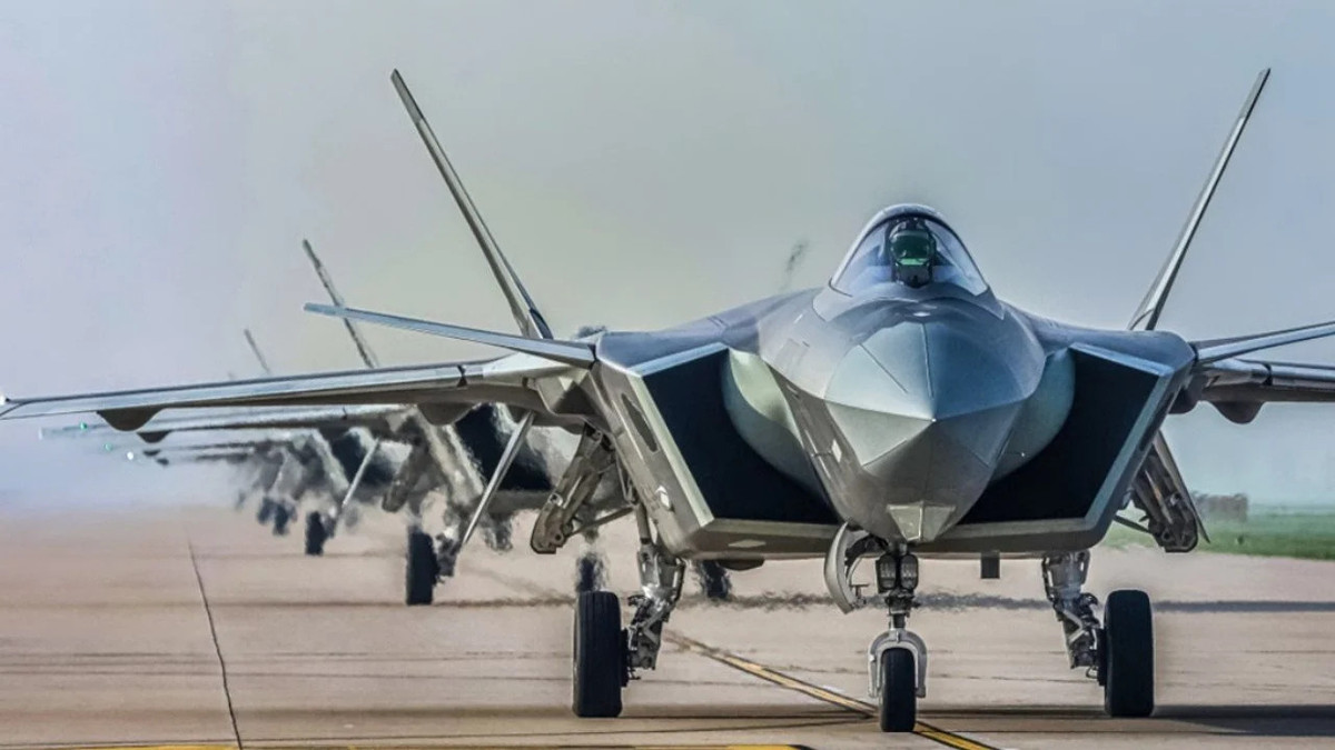 Việc công khai mô hình "Bạch Đế" tại triển lãm là điều khá bất ngờ, bởi Trung Quốc hiếm khi tiết lộ công khai các dự án máy bay thế hệ tương lai. Điều này khiến nhiều chuyên gia nghi ngờ rằng "Bạch Đế" có thể chỉ là một đòn tâm lý nhằm phô trương sức mạnh và tiềm năng công nghệ của Trung Quốc. Trước đó, Bắc Kinh đã gặp nhiều khó khăn trong phát triển động cơ cho J-20 "Mãnh Long" thế hệ thứ năm, nên việc nhảy vọt từ một máy bay thế hệ năm lên thế hệ sáu với khả năng hoạt động trong không gian là điều khó tin.