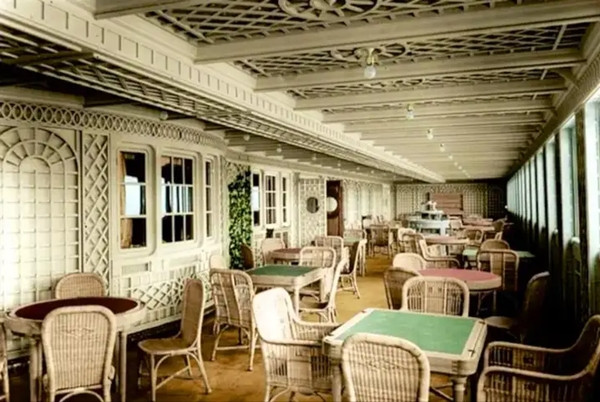 Những hành khách hạng nhất thường là các tỷ phú và người nổi tiếng, họ chọn Titanic không chỉ vì sự thoải mái mà còn vì con tàu là biểu tượng của địa vị xã hội. Tuy nhiên, một số người không lên tàu vì những lý do khác nhau.