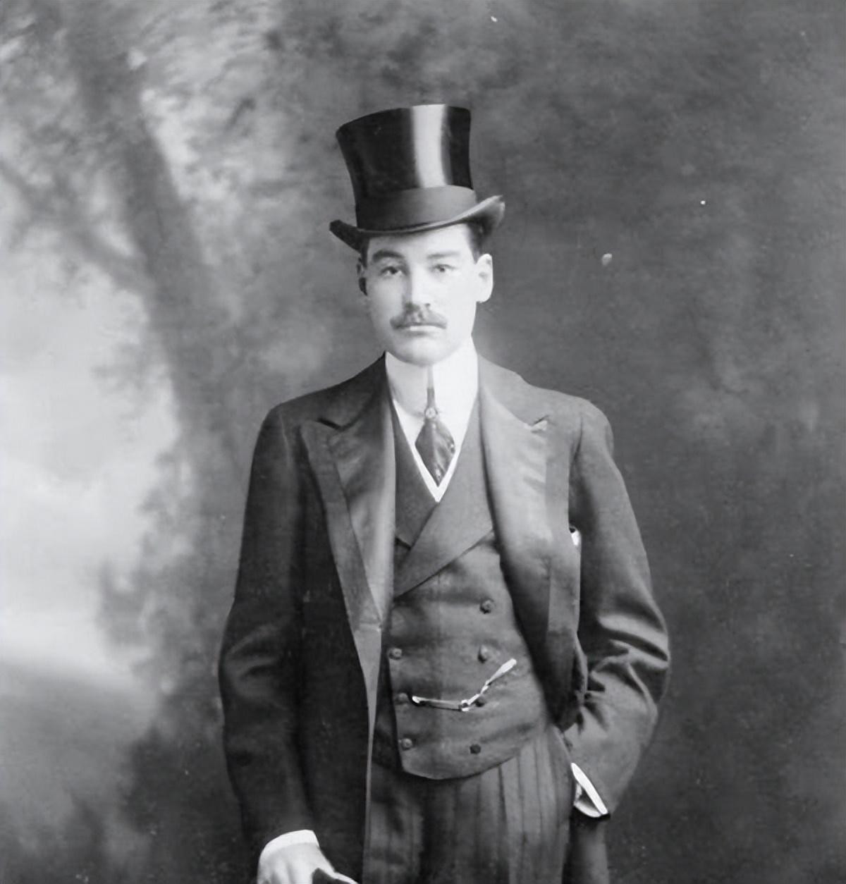 Người thứ hai là doanh nhân Alfred, người đã mua vé nhưng phải hủy chuyến đi vào phút chót vì lý do công việc.