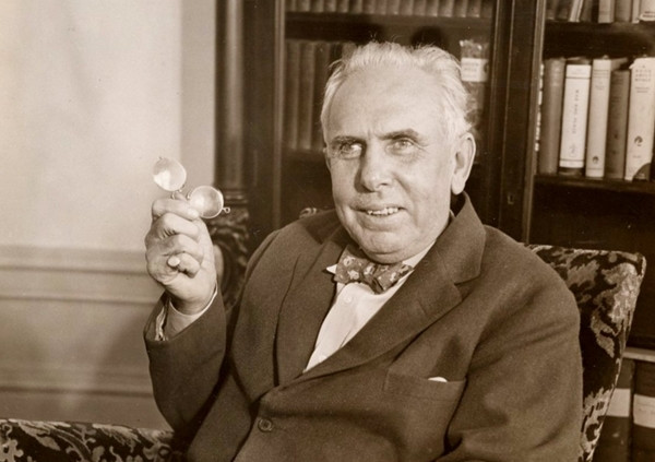 Theodore Dreiser là một tiểu thuyết gia nổi tiếng và giàu có, dù muốn trải nghiệm con tàu nhưng chê vé quá đắt nên ông đổi sang mua vé một con tàu hạng sang khác. Cũng nhờ vậy, Theodore Dreiser thoát được một kiếp.