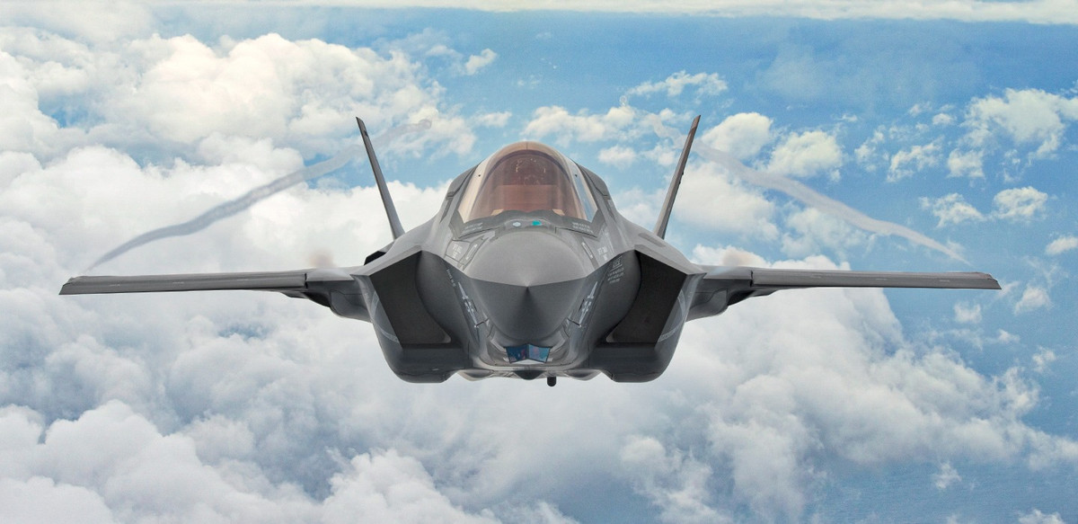 Ở chế độ tàng hình, F-35 sẽ bị giới hạn ở số vũ khí có thể mang bên trong. Tuy nhiên ở chế độ quái thú, F-35 có thể mang nhiều vũ khí gấp 4 lần, với hơn 10 tấn vũ khí. Mặc dù F-35 là máy bay chiến đấu tương đối mới, nhưng đã có hơn 900 máy bay đã được xuất khẩu, cho thấy sự phổ biến đáng chú ý của chiếc máy bay này trên toàn cầu.