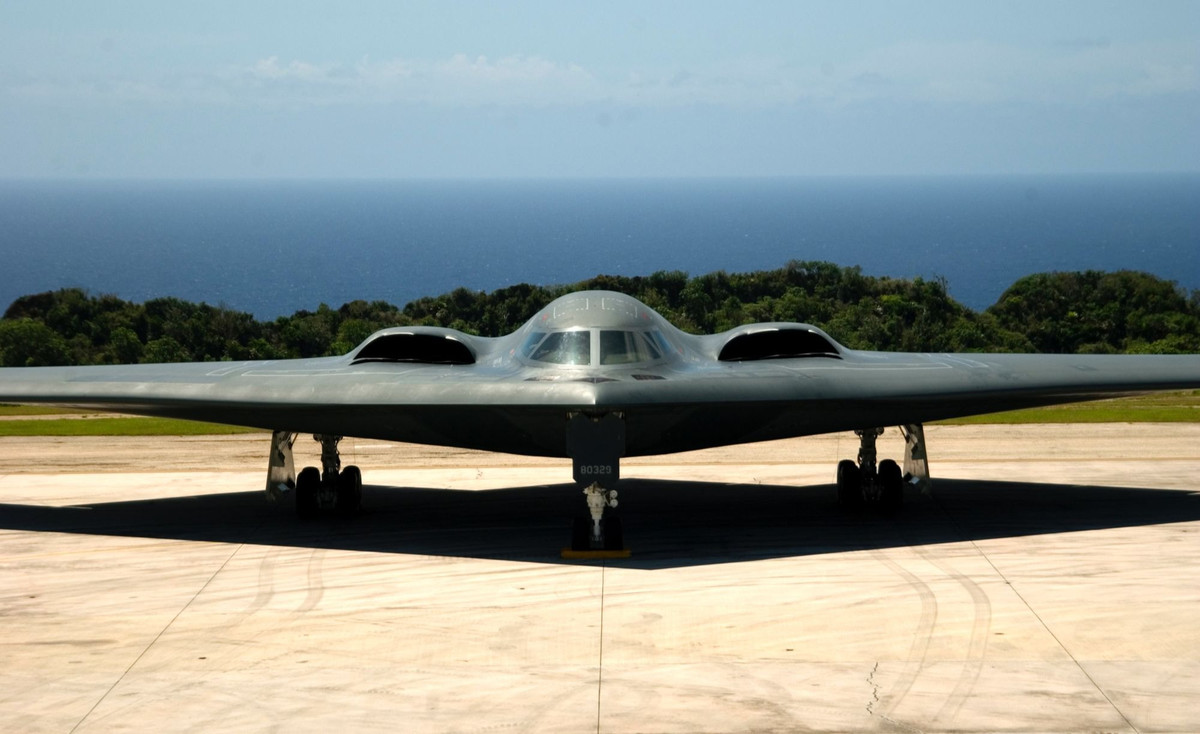 Tiếp theo trong danh sách là bay ném bom tàng hình Northrop Grumman B-2 Spirit. B-2 được cho là máy bay ném bom nguy hiểm nhất trên toàn cầu hiện nay. B-2 đã chứng tỏ được khả năng của mình trong nhiều hoạt động chiến đấu ở nhiều địa điểm khác nhau, từ Libya và Kosovo đến Iraq và Afghanistan.