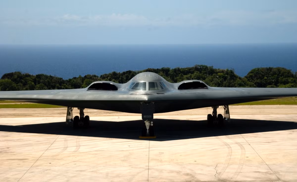 Tiếp theo trong danh sách là bay ném bom tàng hình Northrop Grumman B-2 Spirit. B-2 được cho là máy bay ném bom nguy hiểm nhất trên toàn cầu hiện nay. B-2 đã chứng tỏ được khả năng của mình trong nhiều hoạt động chiến đấu ở nhiều địa điểm khác nhau, từ Libya và Kosovo đến Iraq và Afghanistan.