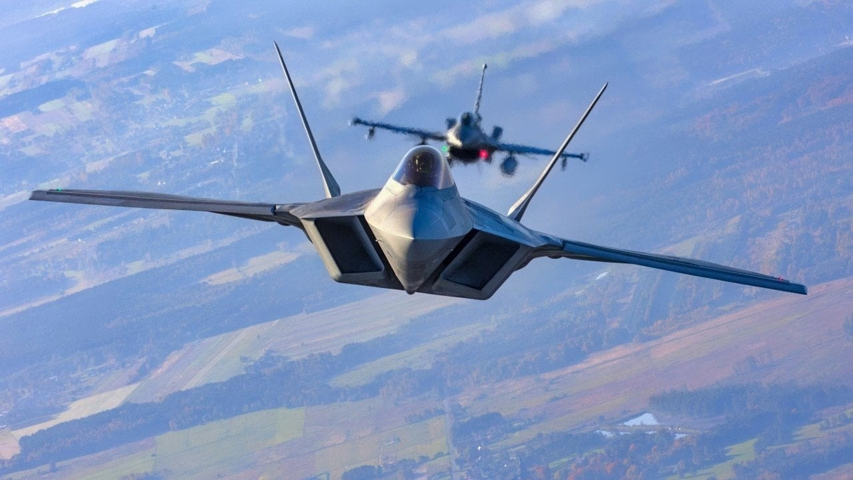 F-22 sử dụng động cơ phản lực cánh quạt F119, đây là tài sản có giá trị lớn nhất của máy bay chiến đấu. Động cơ F119 giúp F-22 cơ động linh hoạt, nó có thể chuyển hướng luồng năng lượng liên tục, cho phép máy bay thực hiện những pha nhào lộn đáng kinh ngạc. Ảnh: The National Interest.