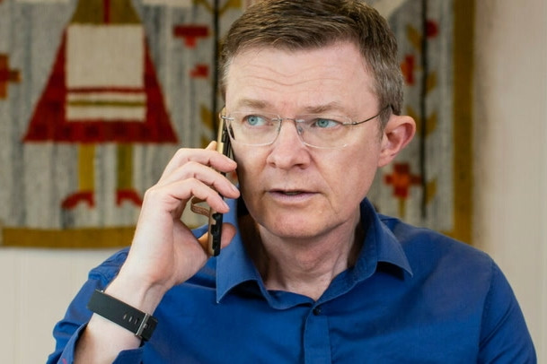 Theo cáo trạng, những đoạn video này đã cung cấp bằng chứng thuyết phục cho hàng loạt cáo buộc xâm hại, hiếp dâm và lạm dụng quyền lực. Viện kiểm sát Na Uy cho biết đây là một vụ án đặc biệt, với phần lớn nội dung cáo trạng được chứng minh dựa trên các đoạn video này.