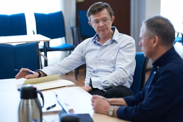 Arne Bye bị cáo buộc đã đưa một vật thể "có hình dạng như chất khử mùi", "có hình dạng như chai lọ" và vật thể hình trụ vào cơ thể các nạn nhân. Cáo trạng chống lại bác sĩ Arne Bye cho biết các hành vi xâm phạm "xảy ra nhanh chóng và bất ngờ".