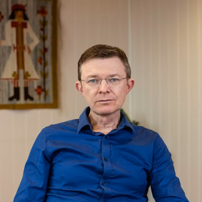 Số lượng nạn nhân lên đến con số 87 người, trong đó có hai trẻ em mới chỉ 14 và 15 tuổi, khiến dư luận phẫn nộ và đặt ra những câu hỏi nghiêm trọng về sự giám sát và bảo vệ quyền lợi của bệnh nhân trong hệ thống y tế. Điều gây sốc nhất trong vụ án này chính là bằng chứng vật chứng dồi dào mà cảnh sát thu thập được: Hơn 6.000 giờ video ghi lại quá trình khám bệnh của bác sĩ Arne Bye.