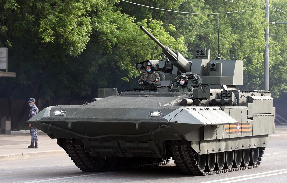 Từ khi ra mắt, T-15 Armata đã liên tục được cải tiến, điển hình như thay đổi vũ khí chính, bởi vì theo nhận xét khẩu pháo 2A42 cỡ 30 mm nguyên bản bị nhận xét sức mạnh chưa đáp ứng yêu cầu.