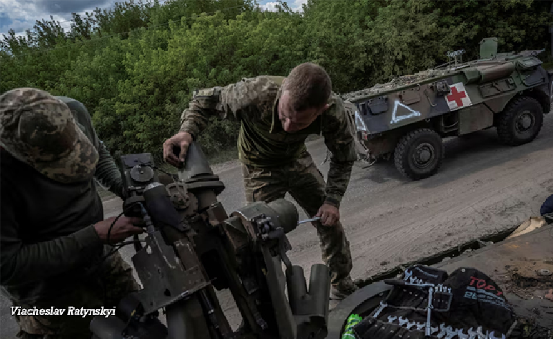 Ngôi làng không chỉ là trung tâm hậu cần của Quân đội Ukraine trên mặt trận phía tây mà còn là tuyến phòng thủ cuối cùng. Nếu làng này bị quân Nga chiếm được, điều đó đồng nghĩa với việc toàn bộ phòng tuyến phía tây của Quân đội Ukraine sẽ sụp đổ. Vì vậy, Quân đội Ukraine chắc chắn sẽ bất chấp tổn thất để bảo vệ Darino bằng mọi giá. Ảnh: Reuters.