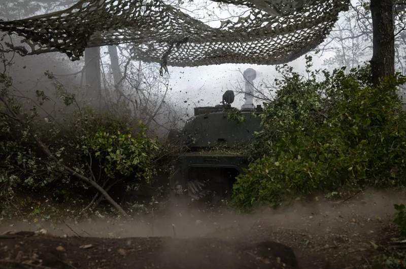 Trong đợt tấn công lần này, thời tiết đã đóng vai trò rất quan trọng; sương mù dày đặc khiến Quân đội Ukraine gặp khó khăn trong việc sử dụng máy bay không người lái, điều này đã giúp các lực lượng cơ giới của Nga thành công trong việc phá vỡ từ hai bên sườn, thậm chí tiến công vào phía sau làng Plekhovo, buộc Quân đội Ukraine phải rút lui. Ảnh: HUR.