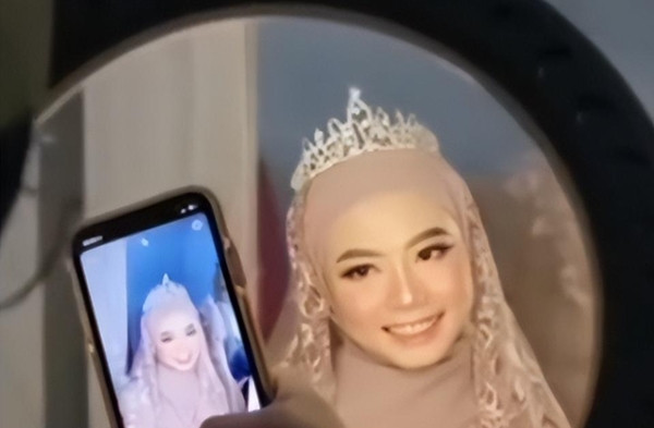 Mặc dù đã nổi tiếng trên mạng xã hội, Surya vẫn gặp nhiều khó khăn trong việc tìm vợ. Nào ngờ, sau khi nổi tiếng, anh đã gặp được tình yêu của mình và kết hôn với một người phụ nữ xinh đẹp vào năm 2022.