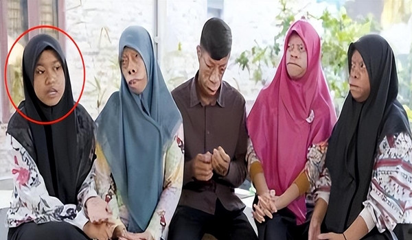 Sau khi cha anh qua đời, cuộc sống trở nên khó khăn hơn. Đôi khi họ bị đối xử tệ bạc hoặc bị chế giễu, cha anh sẽ đứng ra động viên và làm việc chăm chỉ để nuôi sống gia đình. Sau cái chết của cha mình, Surya, với tư cách là con trai cả, trở thành trụ cột của các em gái.