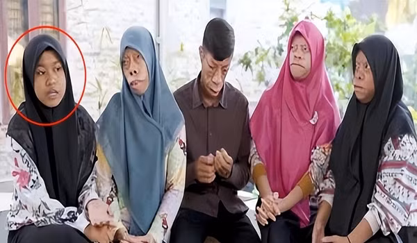 Sau khi cha anh qua đời, cuộc sống trở nên khó khăn hơn. Đôi khi họ bị đối xử tệ bạc hoặc bị chế giễu, cha anh sẽ đứng ra động viên và làm việc chăm chỉ để nuôi sống gia đình. Sau cái chết của cha mình, Surya, với tư cách là con trai cả, trở thành trụ cột của các em gái.