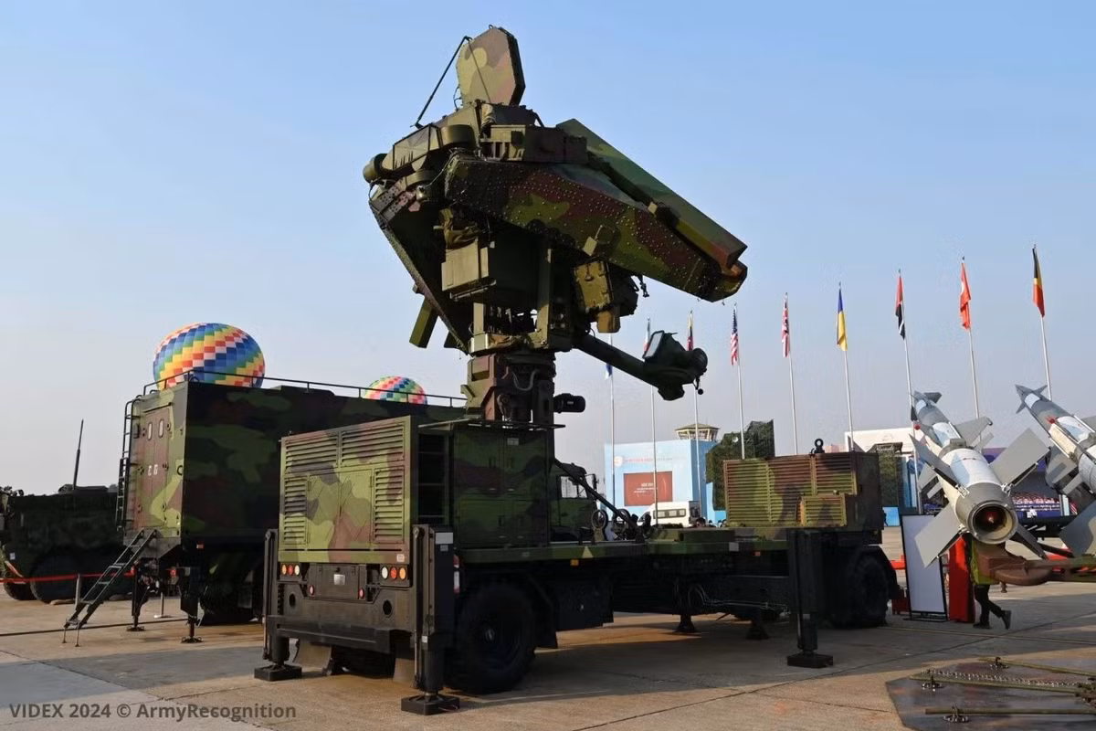 Hệ thống được đặt trên xe PDU UNV-VT chuyên dụng, được trang bị hai máy phát điện diesel công suất 40 kW mỗi máy. Bộ nguồn này cung cấp hơn 24 giờ hoạt động độc lập mà không cần tiếp nhiên liệu, với mức tiêu thụ nhiên liệu trung bình là 16 lít mỗi giờ.