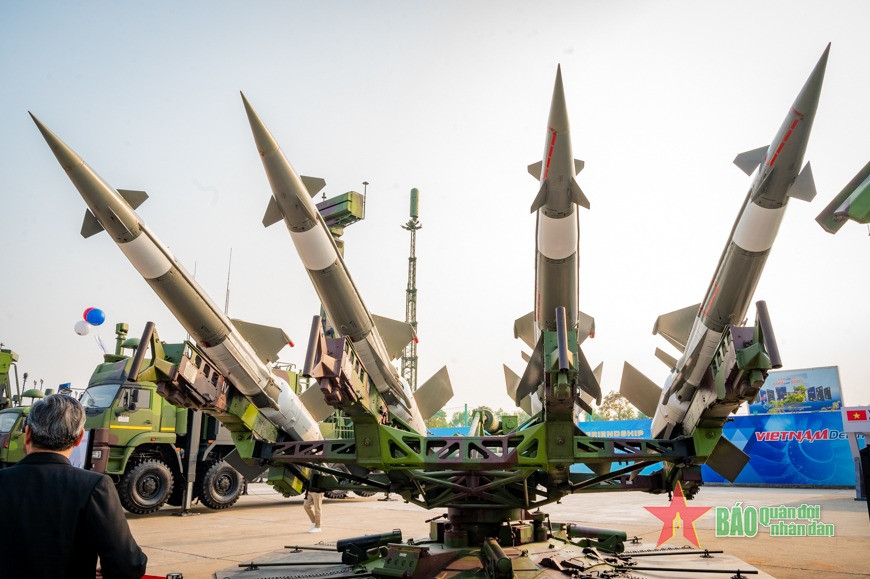 Ngoài ra, xe điều khiển UNK-VT cũng đóng vai trò quan trọng bằng cách liên kết tất cả các hoạt động nhắm mục tiêu và dẫn đường. Với những cải tiến trong thuật toán xử lý, nó cung cấp dữ liệu thời gian thực chính xác để đạt hiệu quả tối ưu. Ảnh: Báo Quân đội Nhân dân.