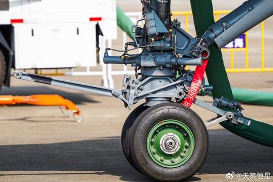 Thay đổi dễ nhận thấy nhất là bộ phận càng đáp của J-15T đã được tối ưu hóa cho cơ cấu phóng, khả năng cất cánh từ máy phóng điện từ sẽ mang lại cho tiêm kích hạm Trung Quốc tầm bay và tải trọng chiến đấu vượt trội.